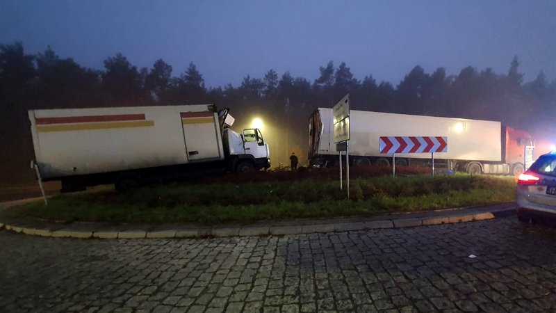 Wypadek na DK nr 91. MAN uderzył w drugiego, stojącego TIR - a. Jeden z kierowców nie żyje./fot. Policja Toruń