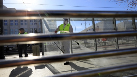 Dezynfekcja prowadzona jest metodą zamgławiania. Fot. Sławomir Kowalski/Torun.pl