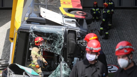 W wyniku wypadku autobusu komunikacji miejskiej na moście Grota-Roweckiego w Warszawie 20 osób jest rannych, 1 osoba zginęła. Fot. PAP/Paweł Supernak