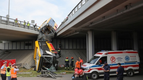 W wyniku wypadku autobusu komunikacji miejskiej na moście Grota-Roweckiego w Warszawie 20 osób jest rannych, 1 osoba zginęła. Fot. PAP/Paweł Supernak