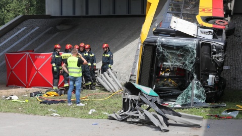 W wyniku wypadku autobusu komunikacji miejskiej na moście Grota-Roweckiego w Warszawie 20 osób jest rannych, 1 osoba zginęła. Fot. PAP/Paweł Supernak