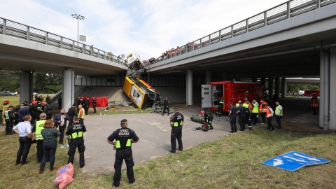 W wyniku wypadku autobusu komunikacji miejskiej na moście Grota-Roweckiego w Warszawie 20 osób jest rannych, 1 osoba zginęła. Fot. PAP/Paweł Supernak