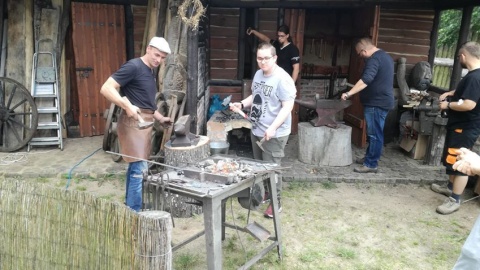 Uczestnicy warsztatów rzemiosła w Grodzie Foluszek wykazali spore zainteresowanie. Fot. Michał Zaręba