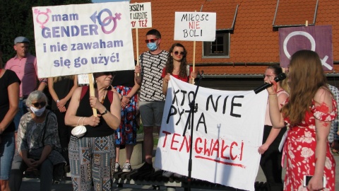 Manifa Bydgoska zorganizowała dziś w centrum miasta protest przeciwko zamiarowi wypowiedzenia przez rząd konwencji stambulskiej. Fot. Tatiana Adonis