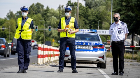 Z okazji dnia Św. Krzysztofa policjanci nie karali kierujących mandatami tylko apelowali o bezpieczniejszą i wolniejszą jazdę. Fot. kujawsko-pomorska.policja.gov.pl