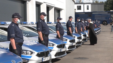 24 nowe samochody osobowe zostały przekazane kujawsko-pomorskim policjantom. Trafiły one do 19 komend miejskich i powiatowych w regionie. Fot. JW