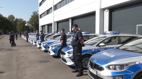 24 nowe samochody osobowe zostały przekazane kujawsko-pomorskim policjantom. Trafiły one do 19 komend miejskich i powiatowych w regionie. Fot. JW