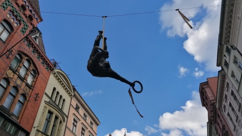 Niezwykła wystawa rzeźb balansujących Jerzego „Jotki” Kędziory zawisła nad głowami spacerujących ulicą Szeroką i Królowej Jadwigi. Fot. Iwona Muszytowska-Rzeszotek