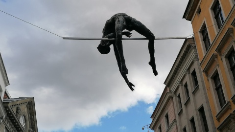 Niezwykła wystawa rzeźb balansujących Jerzego „Jotki” Kędziory zawisła nad głowami spacerujących ulicą Szeroką i Królowej Jadwigi. Fot. Iwona Muszytowska-Rzeszotek