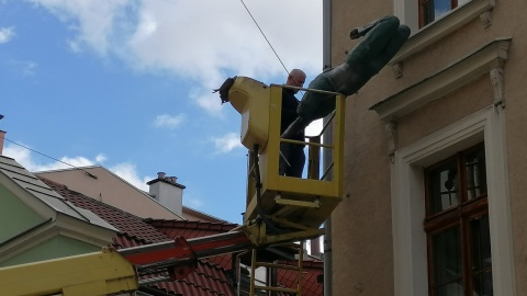 Niezwykła wystawa rzeźb balansujących Jerzego „Jotki” Kędziory zawisła nad głowami spacerujących ulicą Szeroką i Królowej Jadwigi. Fot. Iwona Muszytowska-Rzeszotek