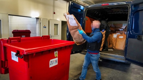 Policjanci z Komendy Wojewódzkiej Policji w Bydgoszczy spalili 105 kg różnych narkotyków. Fot. Policja