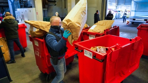 Policjanci z Komendy Wojewódzkiej Policji w Bydgoszczy spalili 105 kg różnych narkotyków. Fot. Policja