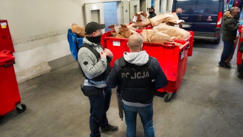 Policjanci z Komendy Wojewódzkiej Policji w Bydgoszczy spalili 105 kg różnych narkotyków. Fot. Policja