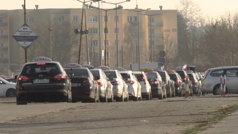 Kolumna kilkudziesięciu pojazdów taxi przejechała w środę w południe głównymi ulicami Bydgoszczy. Fot. Janusz Wiertel