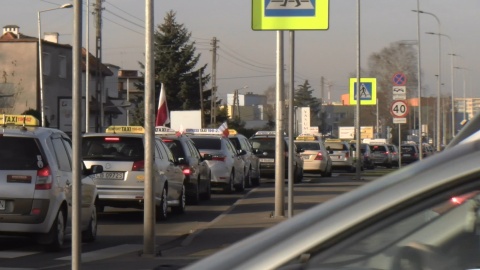 Kolumna kilkudziesięciu pojazdów taxi przejechała w środę w południe głównymi ulicami Bydgoszczy. Fot. Janusz Wiertel