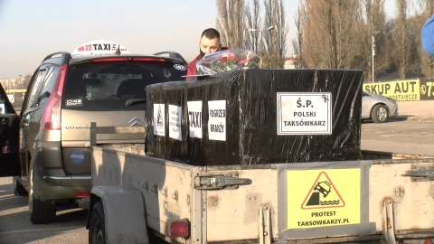 Kolumna kilkudziesięciu pojazdów taxi przejechała w środę w południe głównymi ulicami Bydgoszczy. Fot. Janusz Wiertel