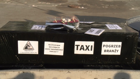 Kolumna kilkudziesięciu pojazdów taxi przejechała w środę w południe głównymi ulicami Bydgoszczy. Fot. Janusz Wiertel