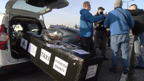 Kolumna kilkudziesięciu pojazdów taxi przejechała w środę w południe głównymi ulicami Bydgoszczy. Fot. Janusz Wiertel