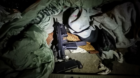 17 kilogramów narkotyków, a także broń maszynową, maczety i inne niebezpieczne narzędzia przechwycili funkcjonariusze Centralnego Biura Śledczego/fot. materiały policji