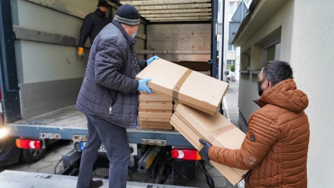 Policjanci z Komendy Wojewódzkiej Policji w Bydgoszczy, zajmujący się walką z przestępczością gospodarczą spalili 800 tys. sztuk podrobionych papierosów i zniszczyli maszynę do ich produkcji. Fot. Policja