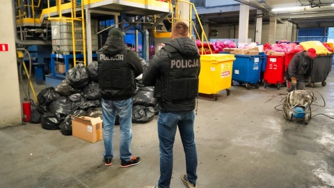 Policjanci z Komendy Wojewódzkiej Policji w Bydgoszczy, zajmujący się walką z przestępczością gospodarczą spalili 800 tys. sztuk podrobionych papierosów i zniszczyli maszynę do ich produkcji. Fot. Policja