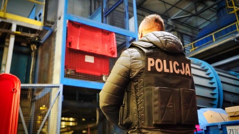 Policjanci z Komendy Wojewódzkiej Policji w Bydgoszczy, zajmujący się walką z przestępczością gospodarczą spalili 800 tys. sztuk podrobionych papierosów i zniszczyli maszynę do ich produkcji. Fot. Policja
