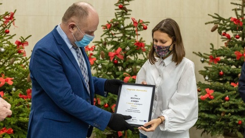 Adriana Andrzejewska-Kuras odbiera nagrodę dla Michała Zaręby. Fot. Szymon Ździebło/Tarantoga dla UMWKP