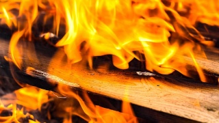 We Włocławku o krok od tragedii. W czasie pożaru przez okno wyskoczyły dzieci