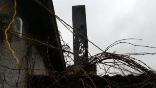 Bezklasowe piece, kominy jak sito, śmieci w palenisku - tak się pali na działkach