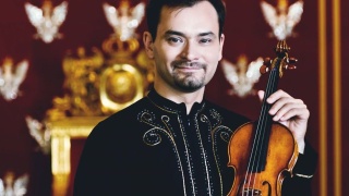Gra skrzypek Janusz Wawrowski z rodziną. Nieodwołany festiwal w Toruniu