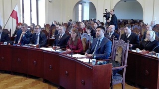 Radny Jakub Mikołajczak odpowiada radnemu Jarosławowi Wenderlichowi