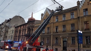 Ogień na poddaszu Ludzie uwięzieni, temperatura piekielnie wysoka[zdjęcia]