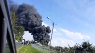 27 zastępów przez całą noc walczyło z ogniem. Pożar składowiska tworzyw sztucznych