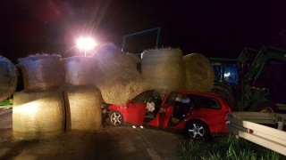 Wypadek pod Bydgoszczą. Auto wjechało w przyczepę ciągnika