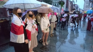 Piosenka dla przyjaciół z Białorusi. Marsz solidarności przeszedł przez Toruń [wideo]
