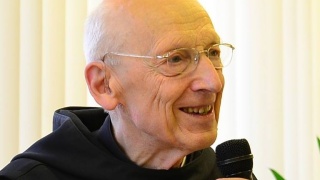 Obaj lubią dialog. Ks. Adam Boniecki i o. Leon Knabit uhonorowani w Grudziądzu