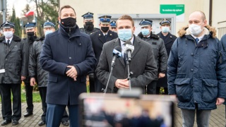 Wiceminister klimatu ws. pożaru w Raciniewie: państwo nie może być nabijane w butelkę