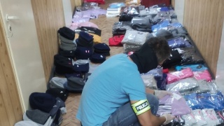 Markowa odzież tania, bo podrobiona. Jak się nie dać oszukać [policja radzi]