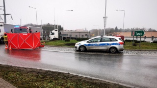 W Brodnicy 67-letnia piesza dostała się pod koła ciężarówki. Kobieta nie żyje
