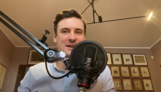 Święta z perspektywy sałatki. Mateusz Damięcki zaprasza na słuchowisko w PR PiK [wideo]