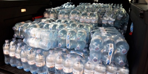 Dostarczą 600 butelek wody tygodniowo. Nitro-Chem wspiera szpital zakaźny