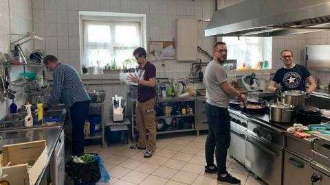 Misjonarze z bydgoskiej Bazyliki taką mają misję: stoją przy garach i gotują biednym