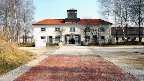 W rocznicę wyzwolenia obozu w Dachau bydgoscy klerycy śpiewają obozową litanię