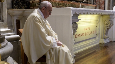 Bazylika św. Piotra otwarta Papież odprawił Mszę św. przy grobie św. Jana Pawła II