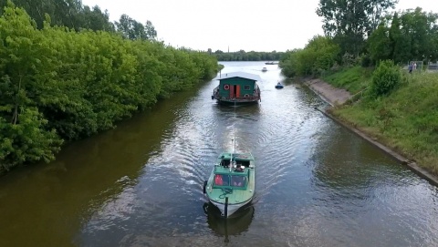 Przedwojenna barka i scena na wodzie. Pierwszy rejs Przygody po latach [film z drona]