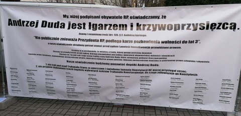 Prowokują, by krzyczeć, że w Polsce nie ma wolności słowa. Baner szkalujący prezydenta