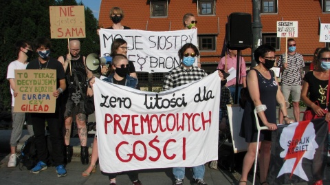 W Bydgoszczy protest przeciwko wypowiedzeniu konwencji stambulskiej [wideo]