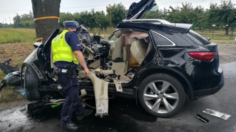 Wypadek w Raciążku. 68 - letni Kierowca uderzył w drzewo. Nie żyje [zdjęcia]