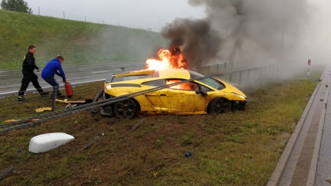 Lamborghini w płomieniach na A1. Kierowca luksusowego auta w szpitalu [zdjęcia]