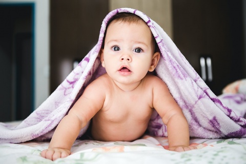 Produkty do pielęgnacji niemowląt, ubranka, akcesoria - co powinna zawierać wyprawka